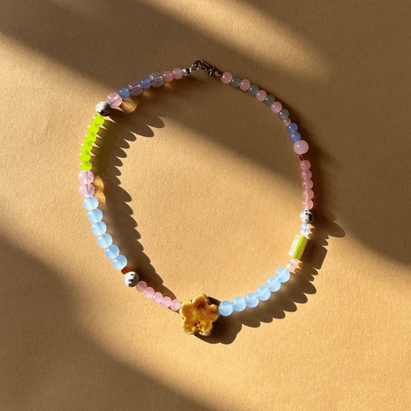 Kolorowy naszyjnik ze szkła, jaspisu dalmatyńskiego i ceramiki - brąz