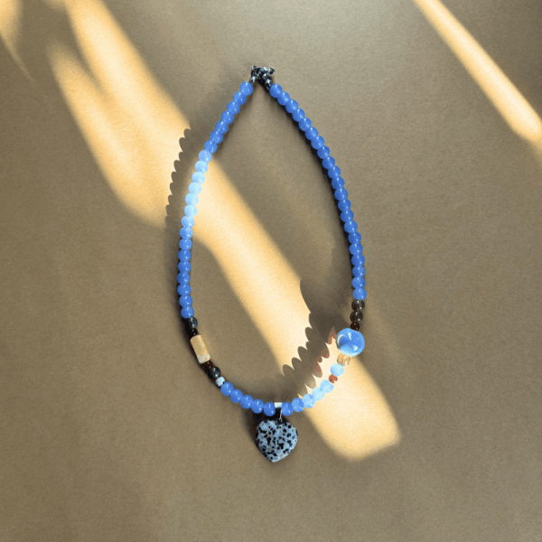 Naszyjnik szklany niebieski z zawieszką serduszko z jaspisu