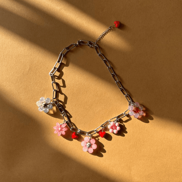 Łańcuch z ręcznie plecionymi kwiatkami i serduszkami