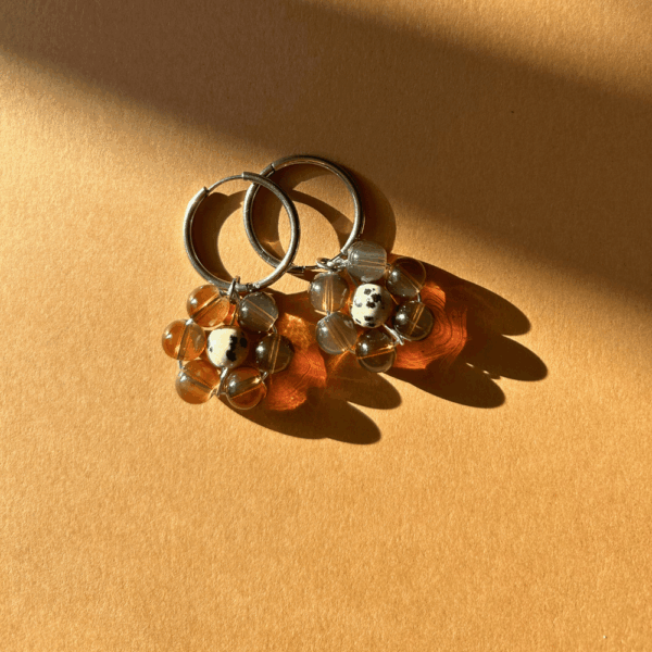Kolczyki „Pleciony Kwiat” PASTELE szkło, stal, jaspis dalmatyński - srebrny (czekolada)