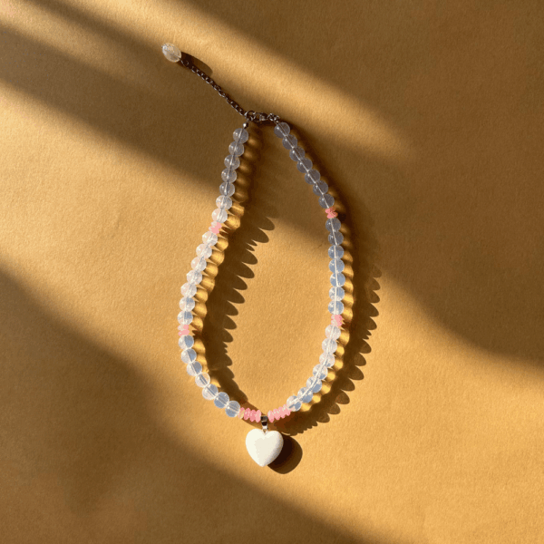 Naszyjnik ze szklanych koralików z sercem z białego jadeitu i przedłużką z kwarcu różowego