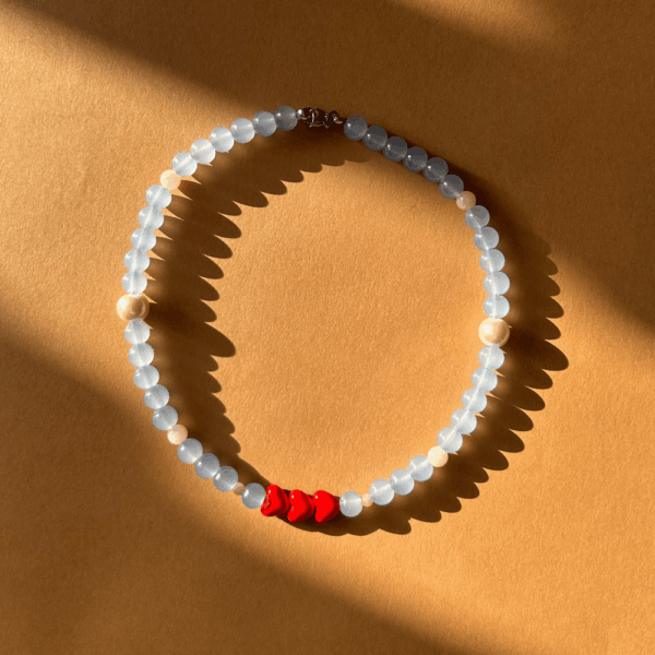 Naszyjnik szklany niebieski z serduszkami i kwarcem różowym, masa perłowa