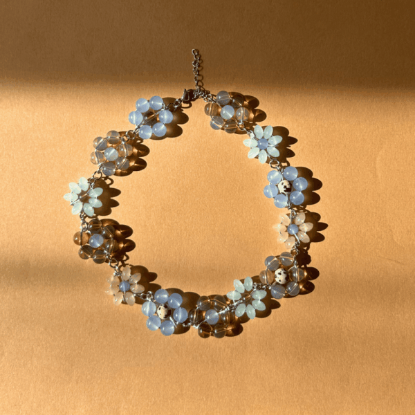 Naszyjnik z plecionych kwiatków - niebieski z jaspisem