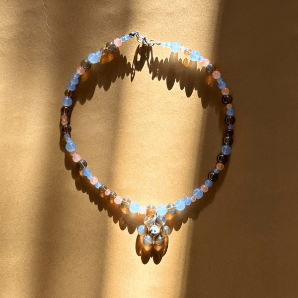 Szklany naszyjnik z ręcznie plecionym kwiatkiem z jaspisem - brąz