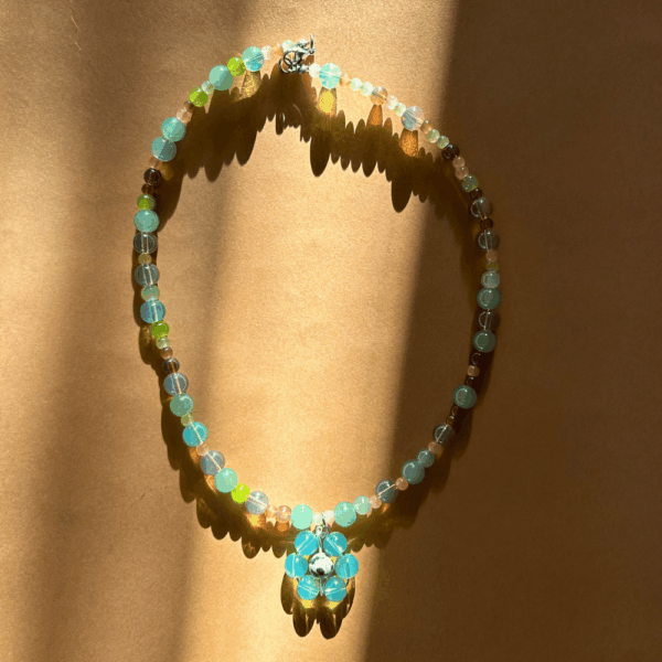 Szklany naszyjnik z ręcznie plecionym kwiatkiem z jaspisem - zieleń