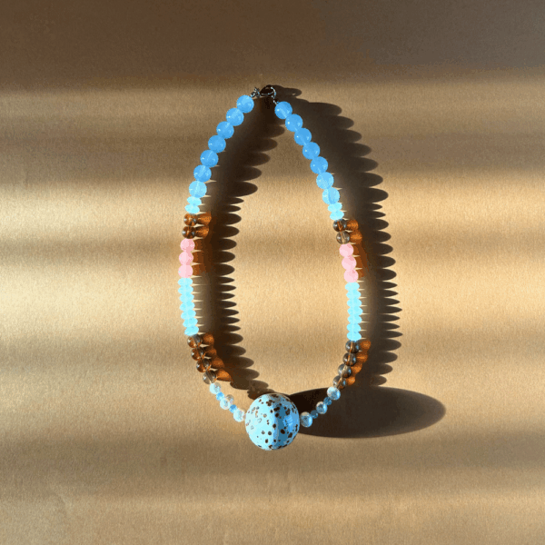 Naszyjnik szklany - ceramiczna kula w ciapki, perły, błękit i brzoskwinia
