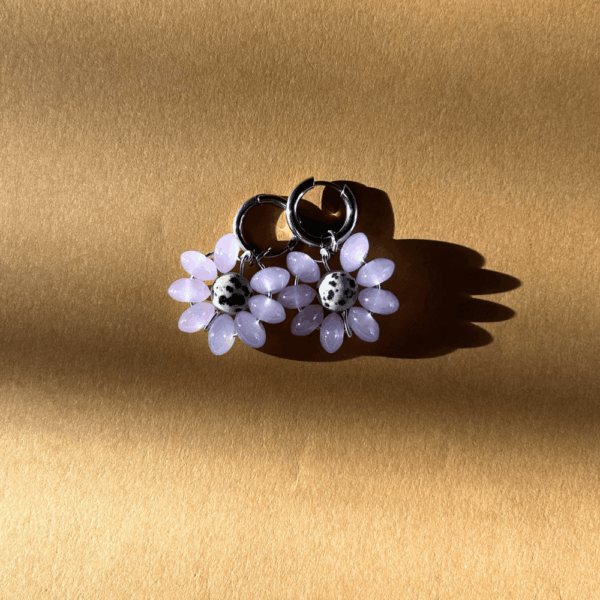 Kolczyki „Pleciony Kwiat” PASTELE szkło, stal, jaspis dalmatyński - srebrny (fiolet)