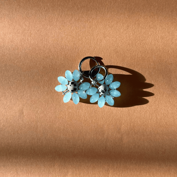 Kolczyki „Pleciony Kwiat” PASTELE szkło, stal, jaspis dalmatyński - srebrny (turkus)