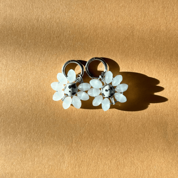 Kolczyki „Pleciony Kwiat” PASTELE szkło, stal, jaspis dalmatyński - srebrny (biel)