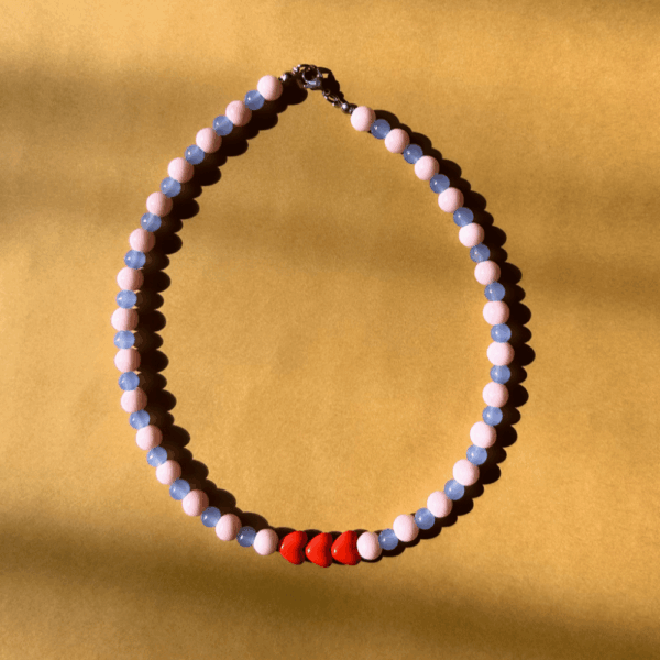 Szklany naszyjnik z serduszkami