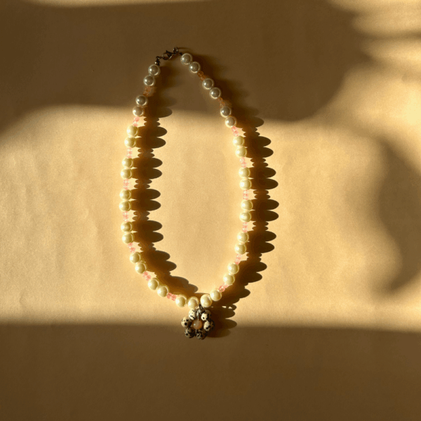 Naszyjnik szklany perły, brzoskwinia, kwiatek z jaspisu