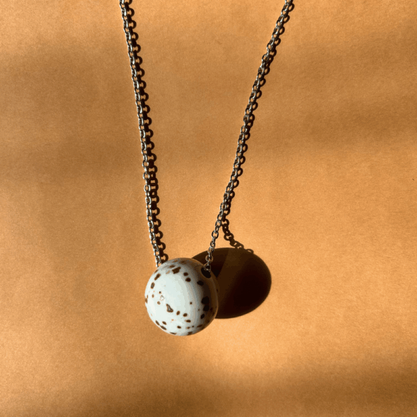 Delikatny srebrny łańcuszek pancerka z ceramiką w ciapki - 60 cm