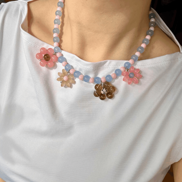 Naszyjnik szklany z ręcznie plecionymi kwiatkami