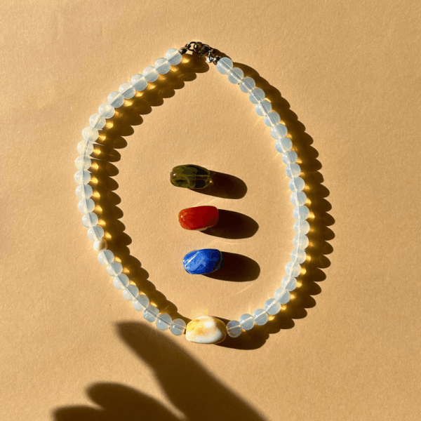 Naszyjnik szklany z masełkowym dodatkiem