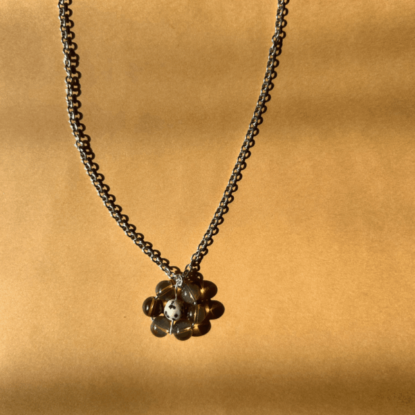 Delikatny srebrny łańcuszek pancerka z ręcznie robionym kwiatkiem – 60 cm - czekolada i jaspis