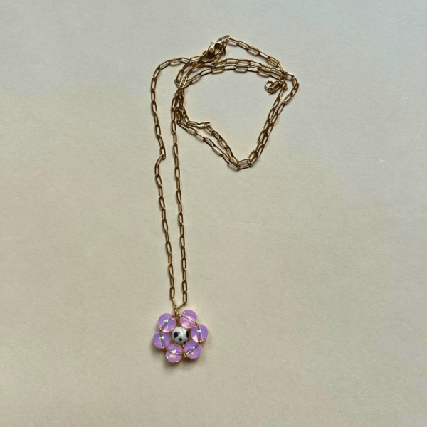 Delikatny złoty łańcuszek z ręcznie robionym kwiatkiem – 70 cm - różowy z jaspisem