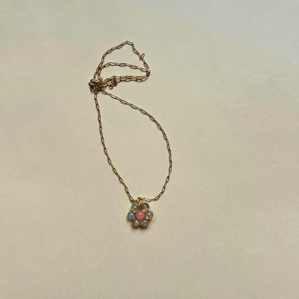 Delikatny złoty łańcuszek z ręcznie robionym kwiatkiem – 70 cm - personalizacja