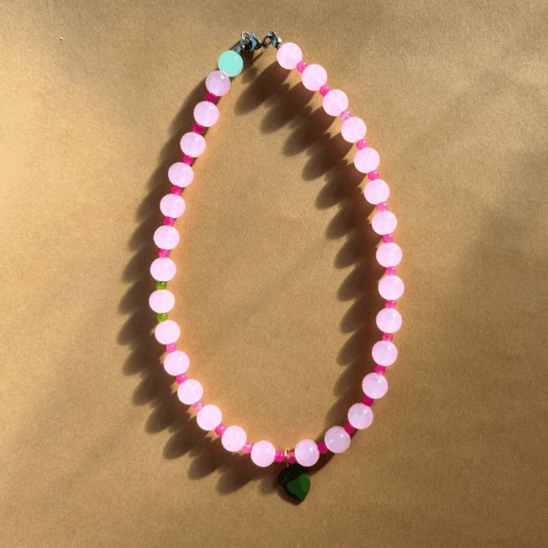 Szklany naszyjnik – różowy z zawieszką limonką