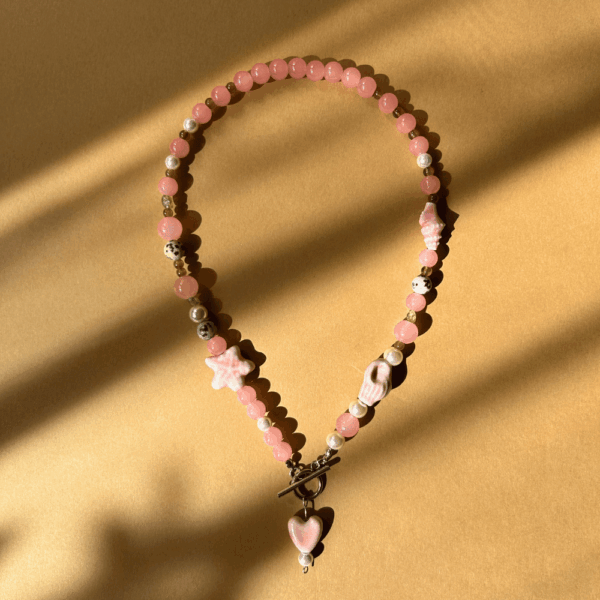 Różowy naszyjnik z sercem i muszelkami – zapięcie toggle