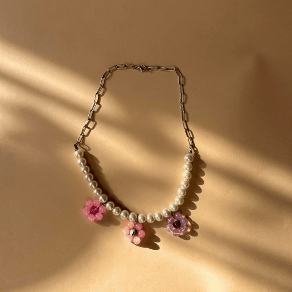 Łańcuch ze szklanymi perłami i ręcznie robionymi kwiatkami