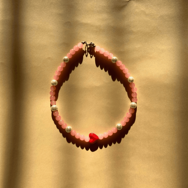 Naszyjnik szklany brzoskwiniowy z perełkami i sercem