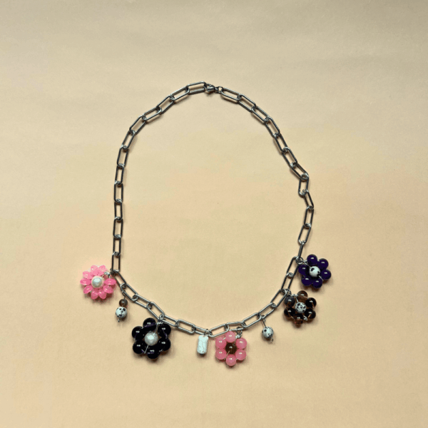 Łańcuch z zawieszkami - kwiaty, jaspis, szkło, howlit - fiolet, róż