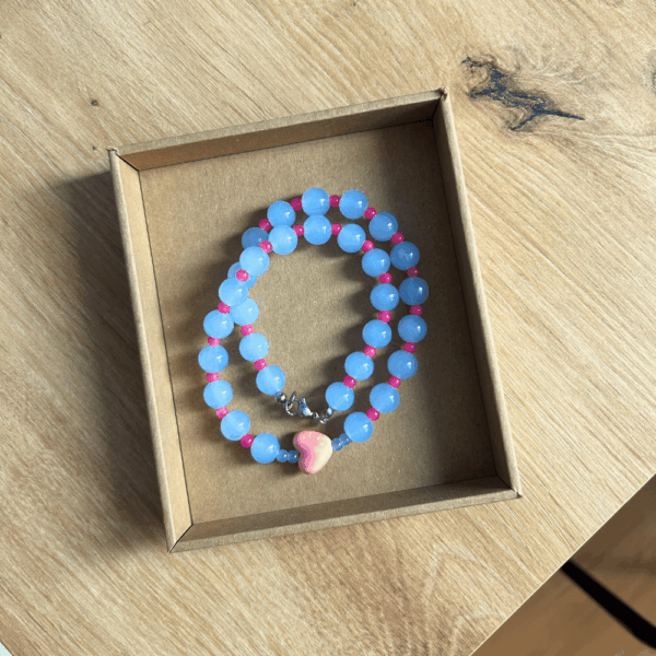 Szklany naszyjnik – niebiesko-różowy z różowym sercem