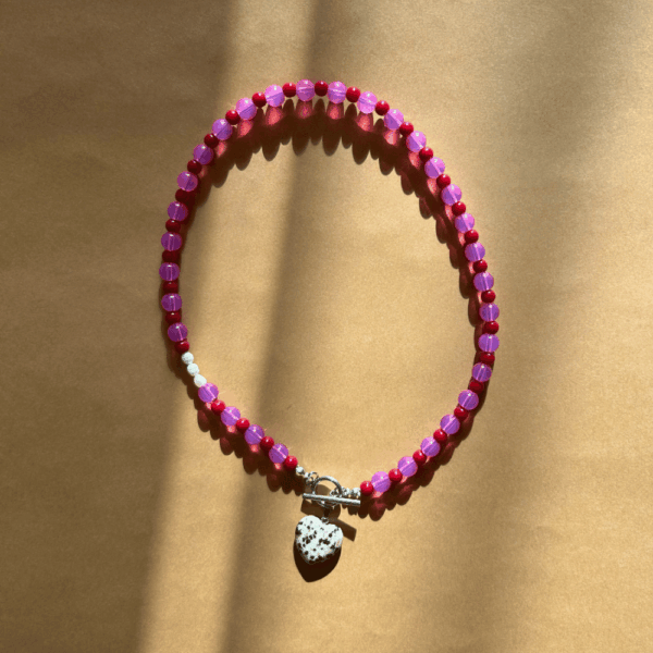 Naszyjnik z zapięciem toggle i sercem z jaspisu dalmatyńskiego - różowy i czerwony