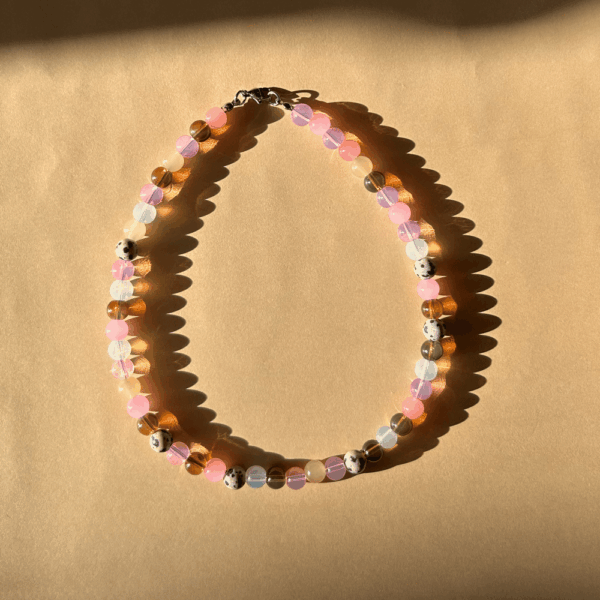 Dalmatyńczyk różowy, szkło, jaspis dalmatyński, koraliki półtransparentne