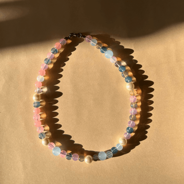 Poranna rosa - naszyjnik szklany - biel, błękit, róż