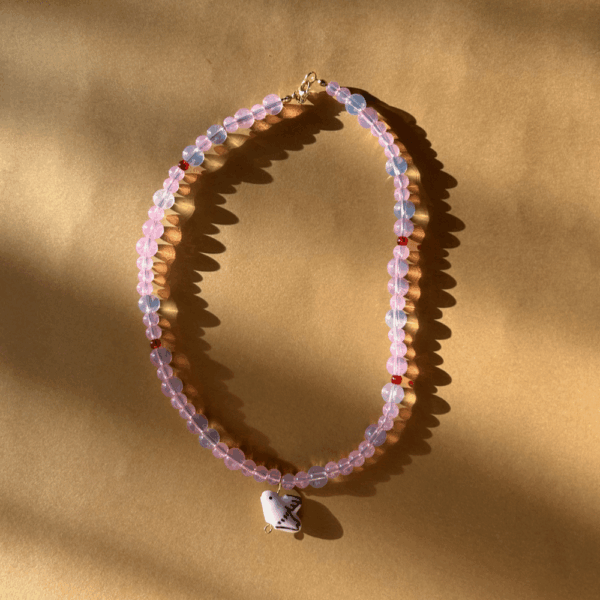 Delikatny szklany naszyjnik z zawieszką gołąbkiem