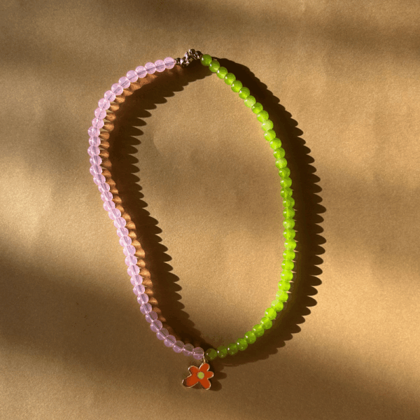 Szklany naszyjnik – róż & zieleń i zawieszka kwiatek