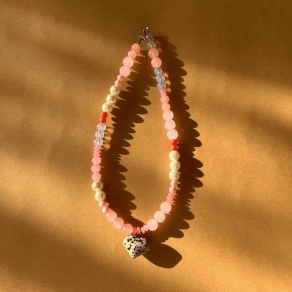 Naszyjnik szklany z sercem z jaspisu - różowy