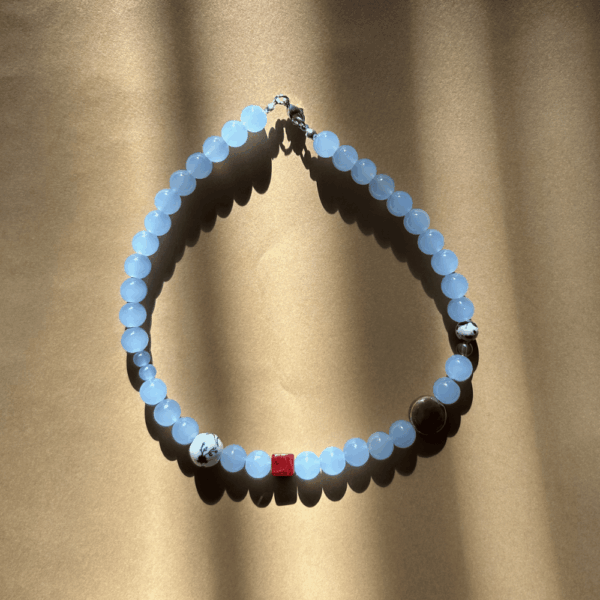 Naszyjnik z błękitnego szkła z jaspisem, porcelaną i ceramiką – limitowana seria