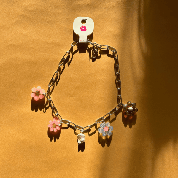 Łańcuch z ręcznie plecionymi kwiatkami i perłą seashell