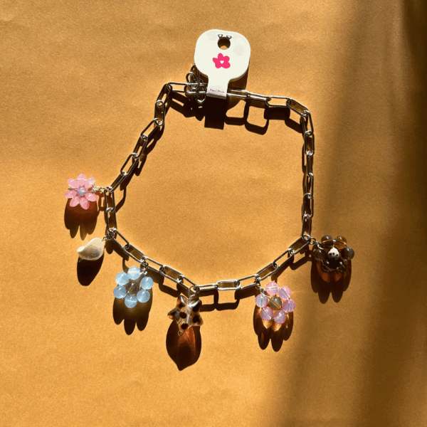 Łańcuch z ręcznie plecionymi kwiatkami, perła seashell i gwiazdką