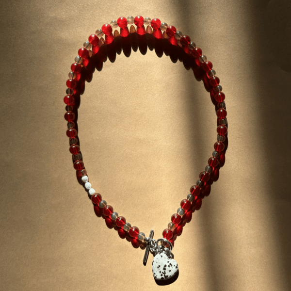 Naszyjnik z zapięciem toggle i sercem z jaspisu dalmatyńskiego - brązowy i czerwony