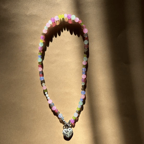 Naszyjnik z zapięciem toggle i sercem z jaspisu dalmatyńskiego - pastelowy