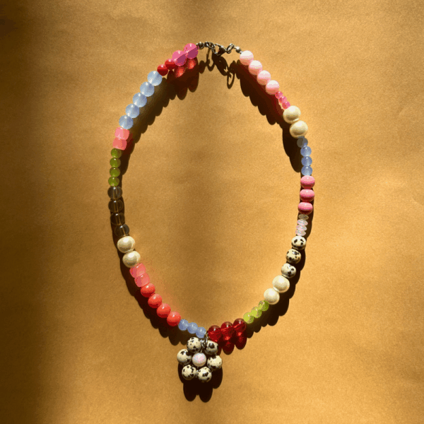 Szklany naszyjnik z ręcznie plecionym kwiatkiem z jaspisem - wielokolorowy