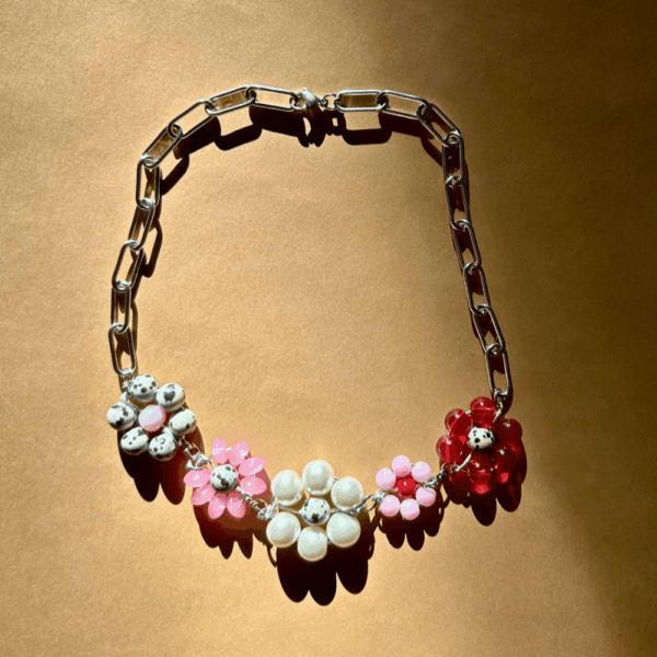 Łańcuch z ręcznie plecionymi kwiatkami - różowo-czerwony z jaspisem