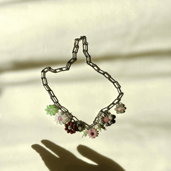 Łańcuch z zawieszkami - kwiaty, jaspis, szkło - brązy, zieleń, róż