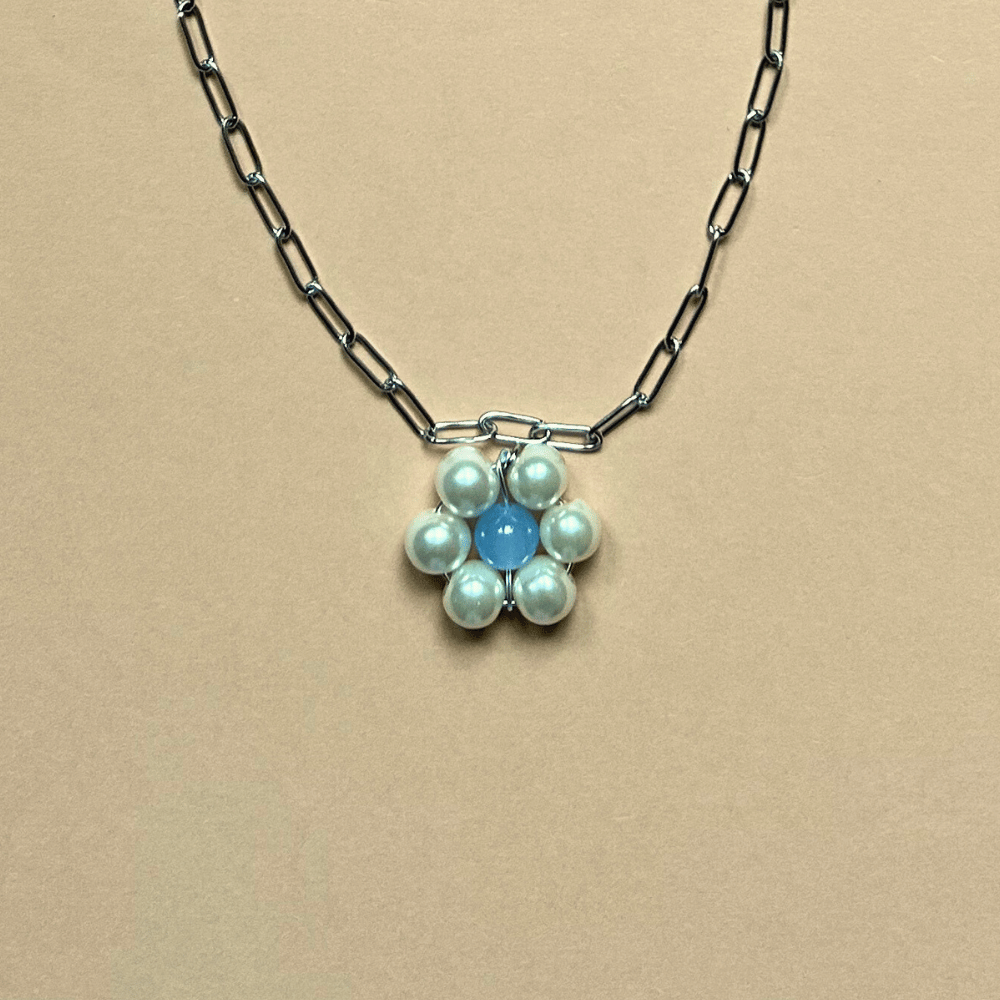 Łańcuszek z ręcznie robionym kwiatkiem - szklane perły i niebieski