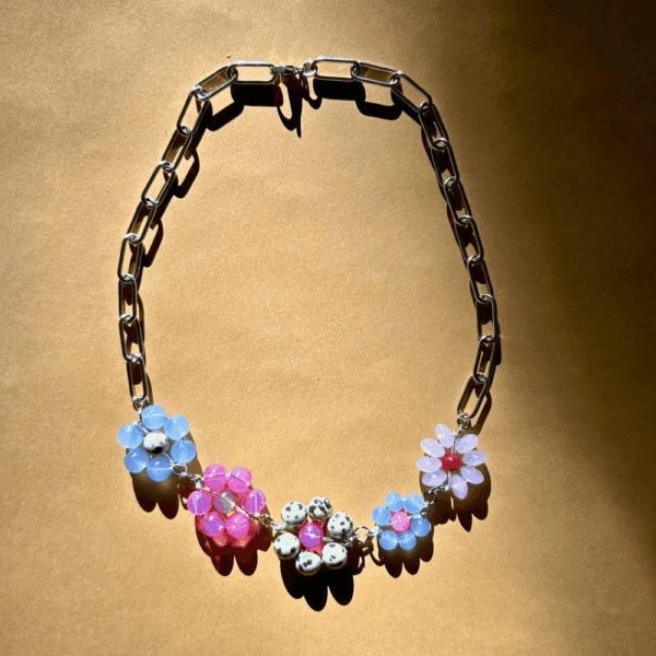 Łańcuch z ręcznie plecionymi kwiatkami - różowo-niebieski z jaspisem