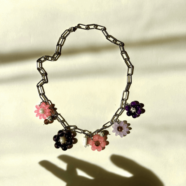 Łańcuch z zawieszkami - kwiaty, jaspis, szkło, howlit - fiolet, róż