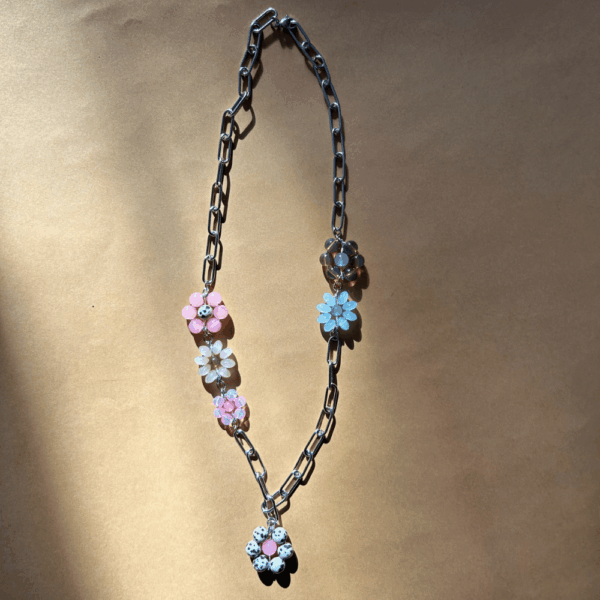 Długi stalowy łańcuch z wplecionymi kwiatkami i jaspisem dalmatyńskim