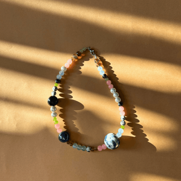 Naszyjnik niezapominajka - szkło, ceramika - niebieski, czarny, zielony, brzoskwiniowy