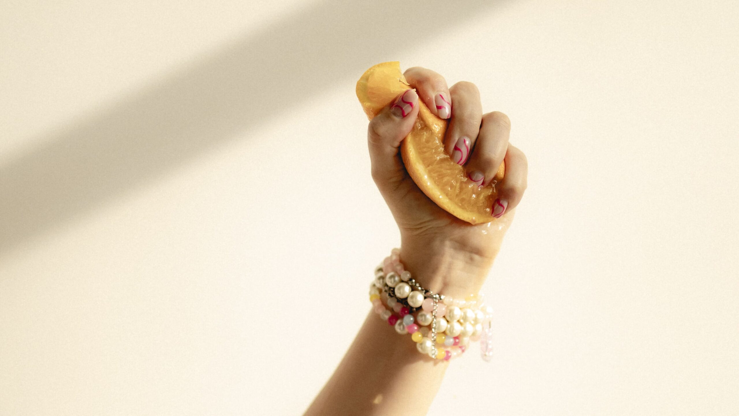 Biżuteria handmade – dlaczego warto wybierać ręcznie robione dodatki?