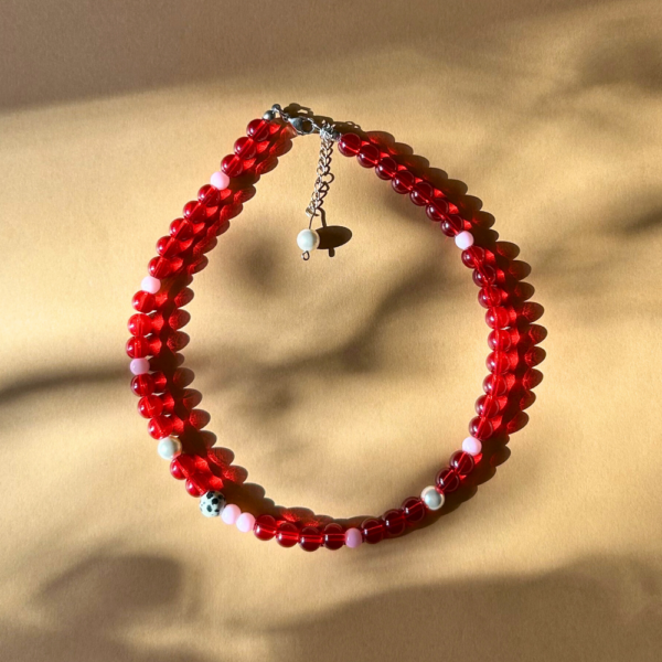 Naszyjnik z półtransparentnych czerwonych koralików z perłami i jaspisem
