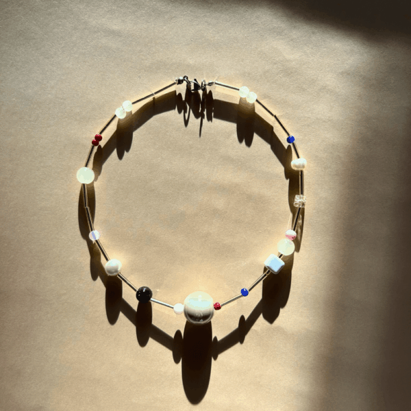 Naszyjnik niezapominajka - słupki, szkło, jaspis dalmatyński, ceramika i noc kairu