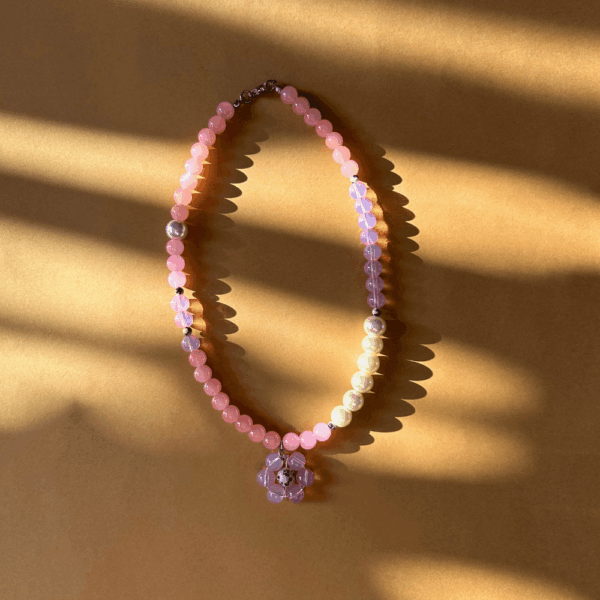 Naszyjnik szklany - jaspis, szklane perły, zawieszka z kwiatkiem